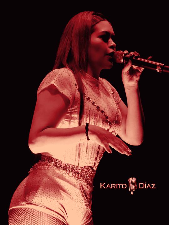 Karito Díaz cantando con micrófono